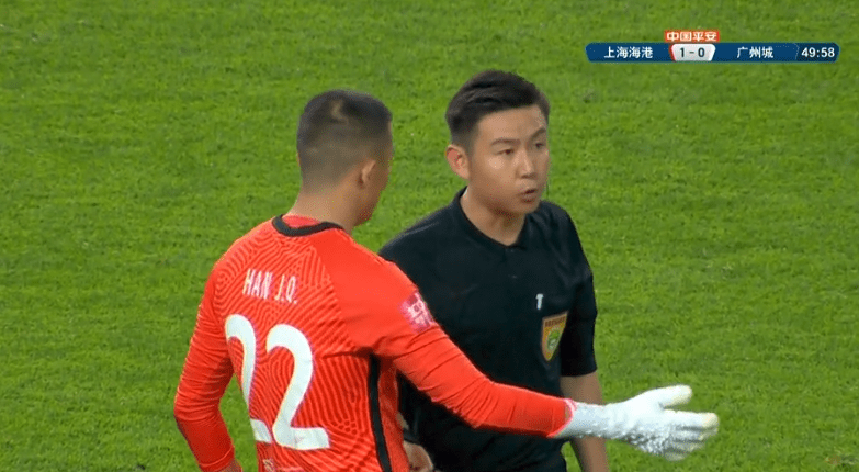 关键时刻亚冠传出新动向，广州队防线松动，管理层表态：压力陡增，资深球员宣示担当的简单介绍